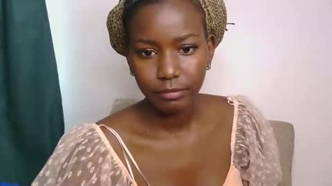 latiffaah_xx online show from April 21, 11:39 am