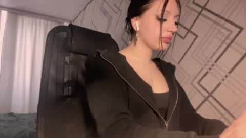 nicole online show from March 8, 8:51 am