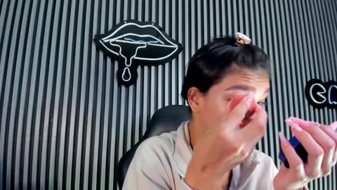 Snapshot of laura_aristizabal_19 chatting on February 20, 12:47 pm Laura online show from February 20, 12:47 pm