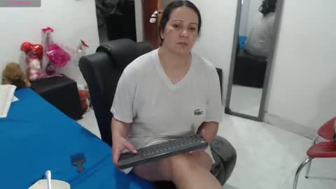 laura_foxx2379 online show from October 21, 1:22 am