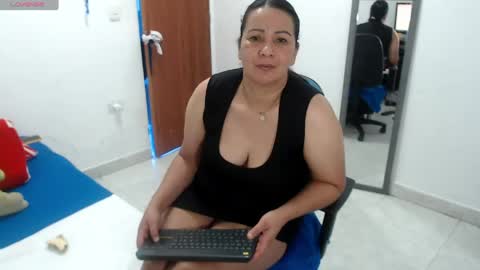 laura_foxx2379 online show from July 27, 6:49 pm