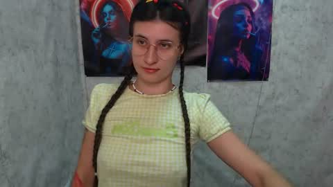 Laura online show from August 5, 4:42 am