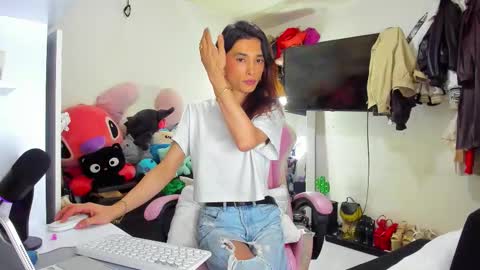 Snapshot of laurencesophiets chatting on October 8, 1:57 am SF online show from October 8, 1:57 am