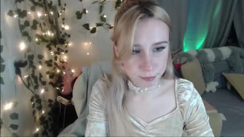 Snapshot of lavinell chatting on March 4, 10:38 pm Mia online show from March 4, 10:38 pm