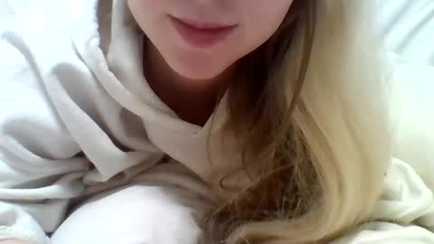 layannalea online show from December 12, 2:59 am