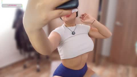 Layla online show from April 18, 7:07 pm