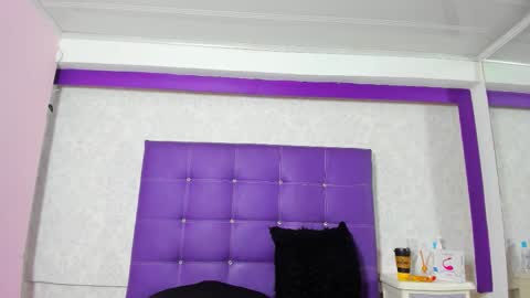 Snapshot of leamoreau__ chatting on October 21, 11:04 am leamoreau__ online show from October 21, 11:04 am