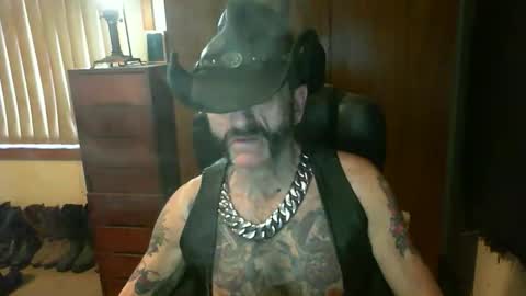 Snapshot of leathergreaser chatting on October 19, 7:24 am leathergreaser online show from October 19, 7:24 am