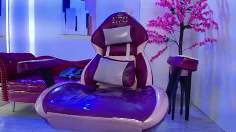 Snapshot of leia_queens chatting on October 16, 12:27 pm Leia. online show from October 16, 12:27 pm