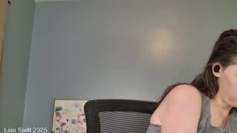 Leia Swift online show from December 20, 11:50 am