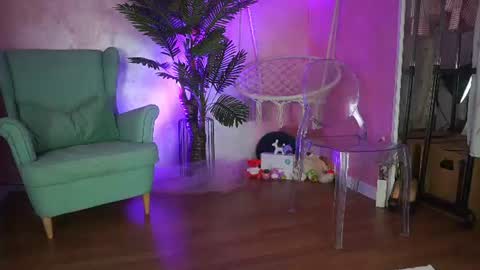 Leila online show from June 18, 8:25 pm