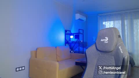 Leon online show from April 2, 1:51 pm