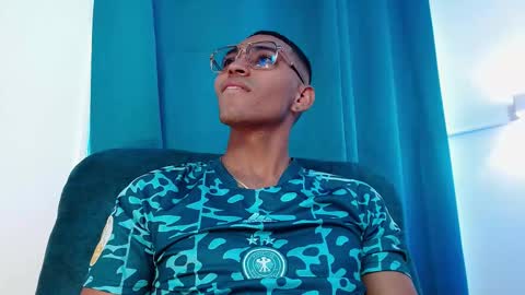 Leon online show from December 18, 6:36 pm