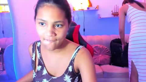 lesbic_hot_69 online show from December 22, 3:35 am