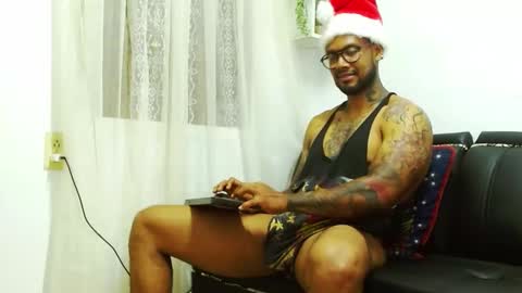 Snapshot of lewisstrong chatting on December 25, 8:39 pm Lewis Strong online show from December 25, 8:39 pm