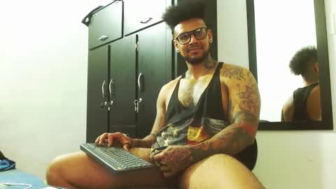 Snapshot of lewisstrong chatting on October 14, 7:17 pm Lewis Strong online show from October 14, 7:17 pm