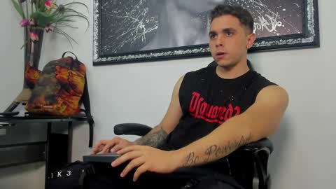 Snapshot of liam_walk chatting on December 27, 11:42 pm Liam online show from December 27, 11:42 pm