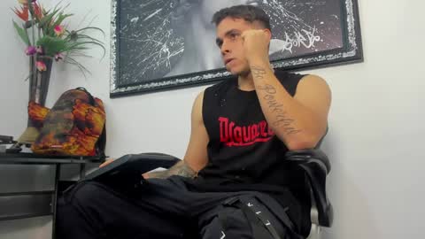 Snapshot of liam_walk chatting on December 28, 2:43 am Liam online show from December 28, 2:43 am