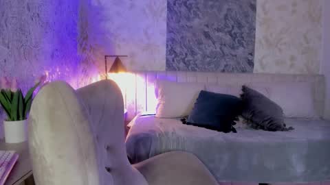 Lian online show from October 7, 7:43 pm