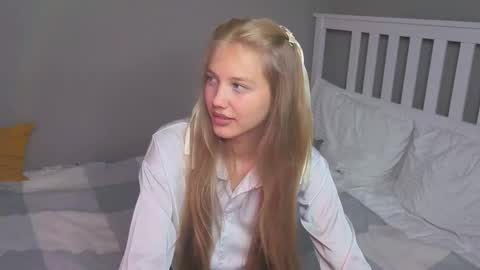 Snapshot of lil_tasty33 chatting on September 10, 10:27 am Emma online show from September 10, 10:27 am