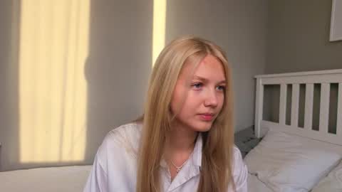 Snapshot of lil_tasty33 chatting on October 21, 9:58 am Emma online show from October 21, 9:58 am