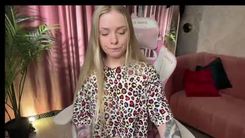 Lili online show from April 25, 1:52 pm