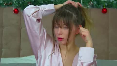 Mia online show from December 16, 6:42 am