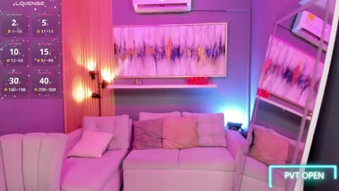 holis soy lily chang no olvides el pulgar arriba es muy importante para mi 3 independent model online show from April 22, 8:27 pm