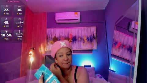 holis soy lily chang no olvides el pulgar arriba es muy importante para mi 3 independent model online show from June 4, 6:58 pm