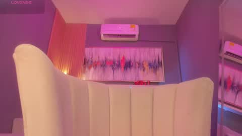 holis soy lily chang no olvides el pulgar arriba es muy importante para mi 3 independent model online show from April 23, 7:59 pm