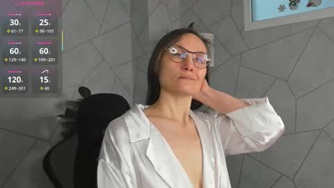 lillian_white1 online show from November 14, 11:39 pm