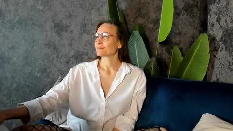 Snapshot of lillian_white1 chatting on October 21, 12:27 am lillian_white1 online show from October 21, 12:27 am