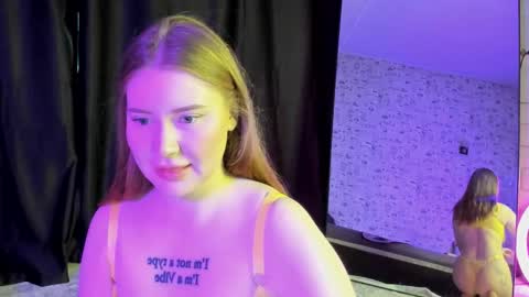 Snapshot of lillie_berry chatting on October 22, 5:10 am lillie_berry online show from October 22, 5:10 am