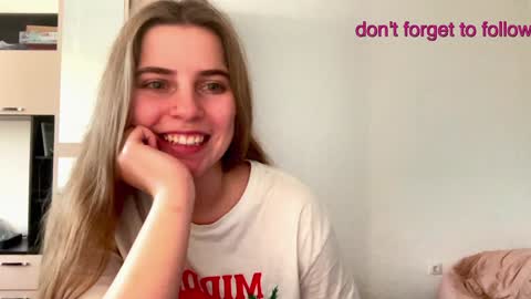 Snapshot of lily_smily chatting on December 18, 11:24 am Lily online show from December 18, 11:24 am