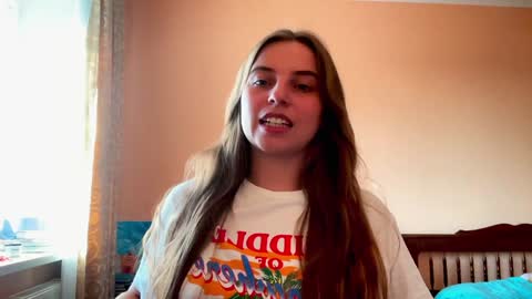 Snapshot of lily_smily chatting on February 7, 11:12 am Lily online show from February 7, 11:12 am