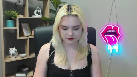 Lily online show from April 22, 6:53 am