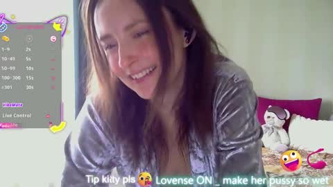 LilyXSky online show from April 10, 10:31 am