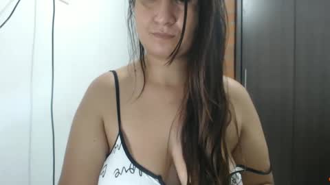 Snapshot of lina_playful chatting on December 4, 10:40 am iiisabella online show from December 4, 10:40 am