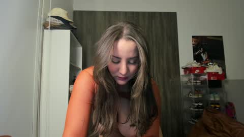 Snapshot of lindabluee chatting on December 4, 1:41 am Nia  online show from December 4, 1:41 am