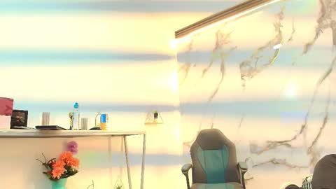  Lindsey  online show from February 4, 12:31 pm