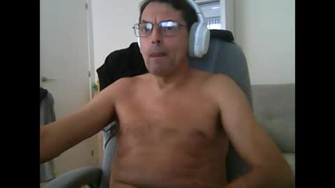 Snapshot of liongr69 chatting on October 21, 12:32 pm liongr69 online show from October 21, 12:32 pm