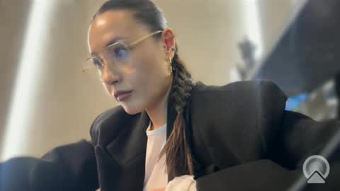 lisandriaa online show from April 2, 10:00 am