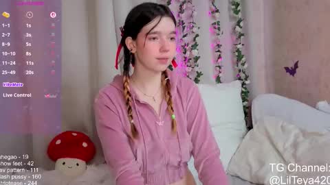 Snapshot of little_teya chatting on October 22, 11:12 am little Teya online show from October 22, 11:12 am
