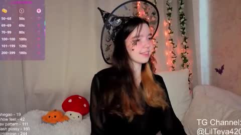 Snapshot of little_teya chatting on October 15, 10:27 am little Teya online show from October 15, 10:27 am