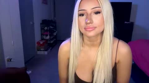 littlelovergirllindz online show from January 15, 1:58 am