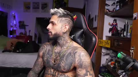 logan_hugh8 online show from April 20, 1:41 am