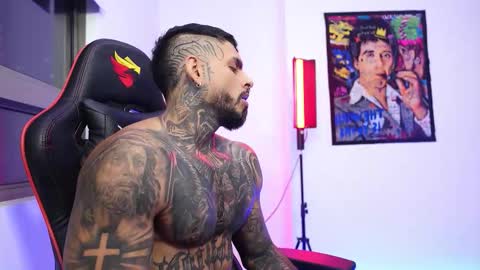 logan_hugh8 online show from October 28, 2:01 am