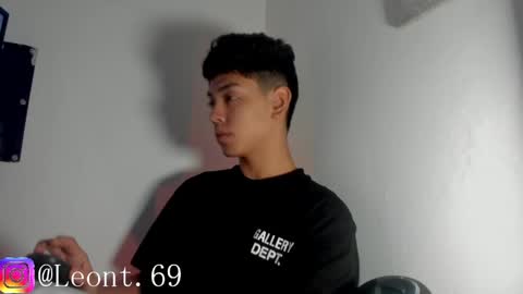 logantwink18 online show from April 22, 11:39 am