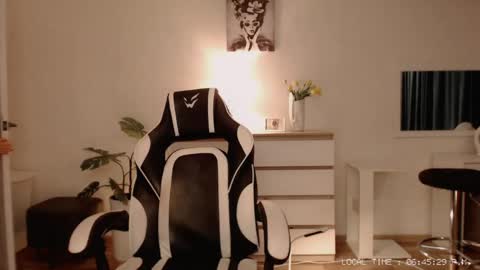  Lola  online show from April 25, 1:41 pm