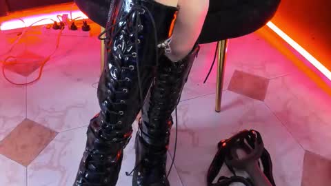 lolamustaine_ online show from December 4, 11:37 pm